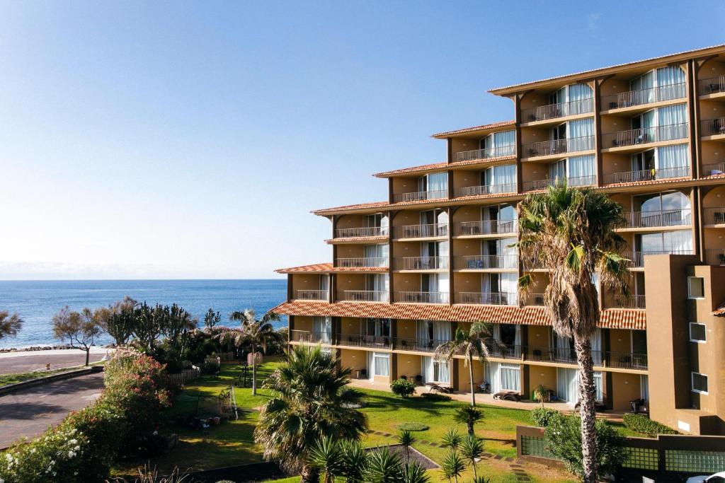 widok na hotel z oceanem w tle w obiekcie The Views Oasis w Caniço
