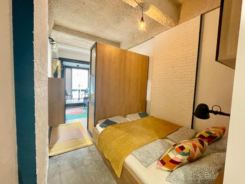 een slaapkamer met een bed in een kamer bij INBP109 Studio Apartment #freeparking in Boedapest