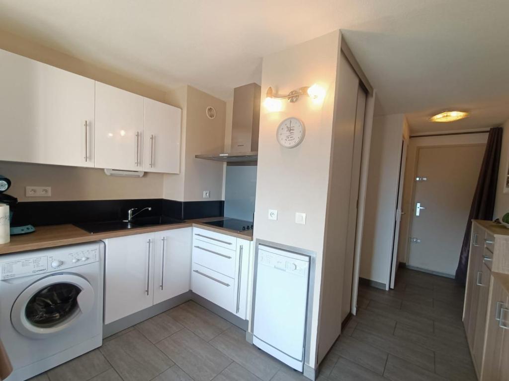 Kuchnia lub aneks kuchenny w obiekcie T2 vue Mer - St Pierre la Mer 2PLM67