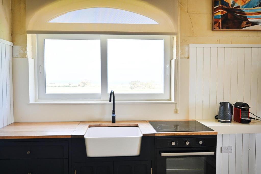 Kuchyň nebo kuchyňský kout v ubytování Ogygia Suites Gozo