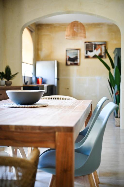 TV a/nebo společenská místnost v ubytování Ogygia Suites Gozo