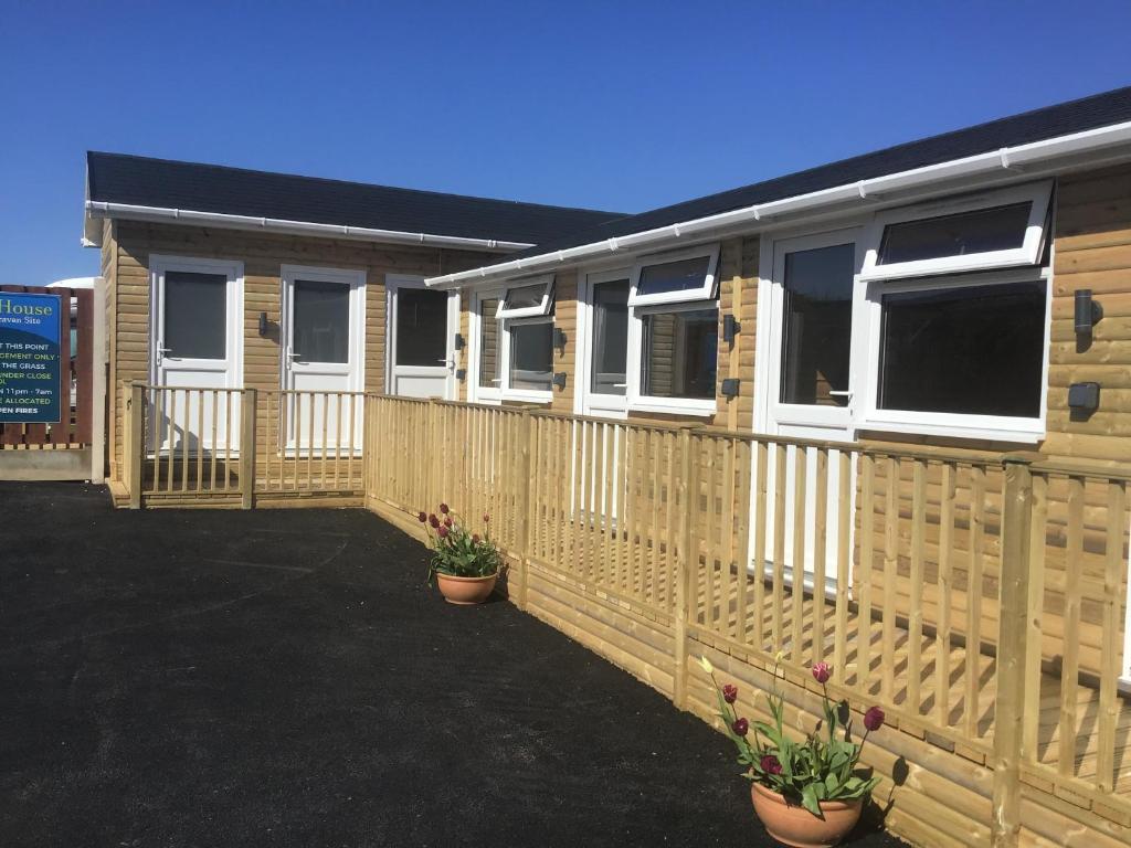 una fila de casas modulares con una valla en Beacon House Bunks, en Bridlington