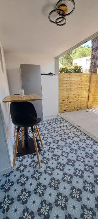 Televízia a/alebo spoločenská miestnosť v ubytovaní Le Cap d'Agde, très proche village naturiste, 2 mn à pied, un coin de détente dans la pinède
