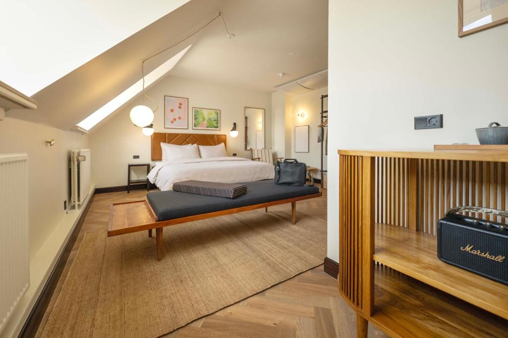 1 dormitorio grande con 1 cama y una escalera en Hotel Mayfair, en Copenhague