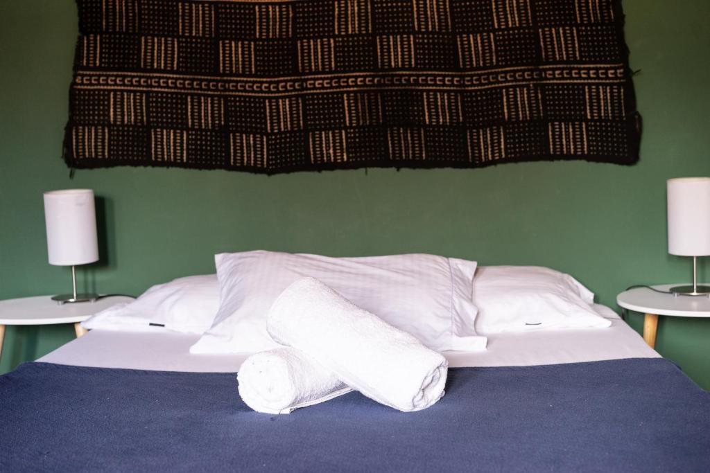 a bedroom with a bed with white sheets and pillows at Oasis en el corazón de Medellin, Laureles in Medellín