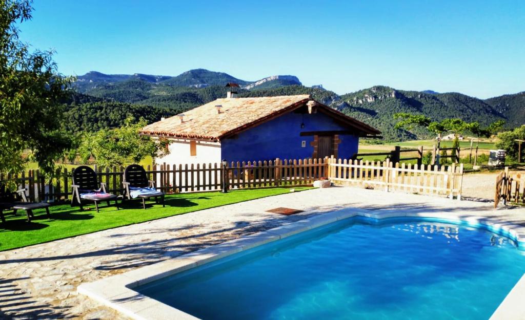 - une piscine en face d'une maison dans l'établissement Mas de Salvador, à Peñarroya de Tastavins