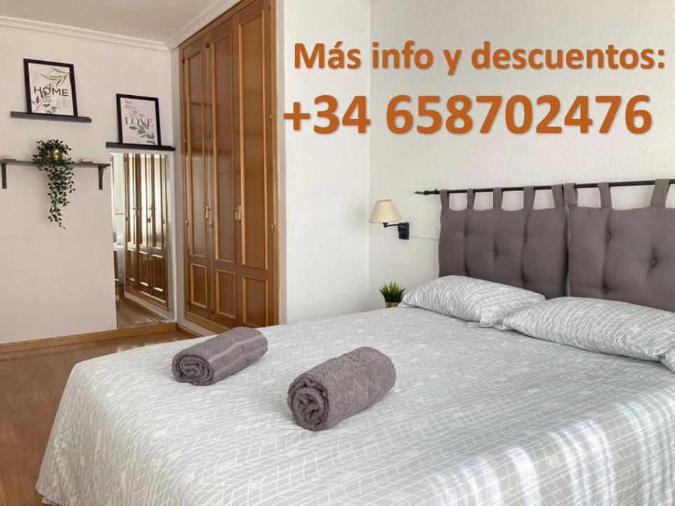 a bedroom with a bed with two pillows on it at Apartamento grande, 2 dormitorios, garaje gratis in Madrid