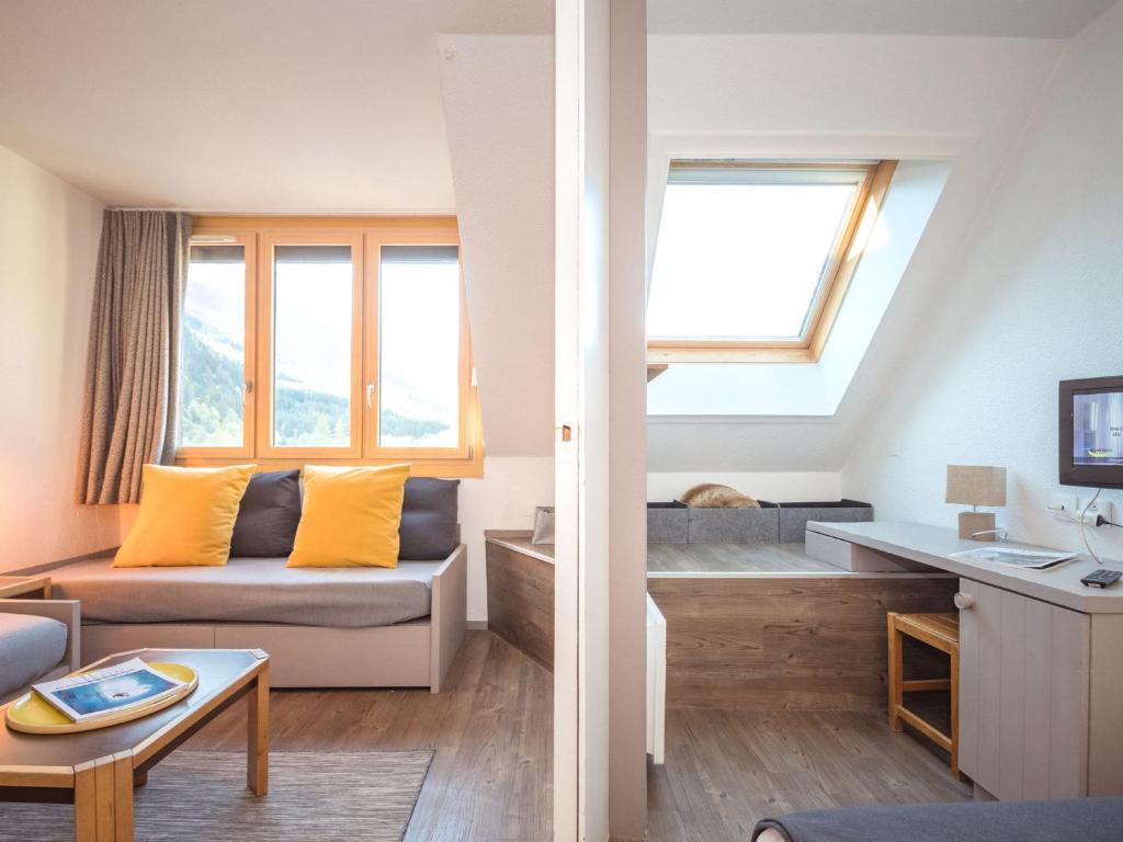 Posedenie v ubytovaní Appartement rénové avec parking et wifi à Chamonix - FR-1-343-208