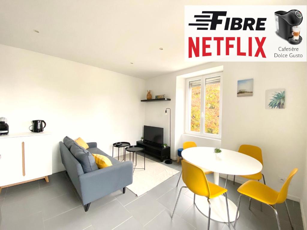 uma sala de estar com um sofá e uma mesa em Magnifique T2 40m2 lumineux, moderne et rénové avec fibre em Belfort