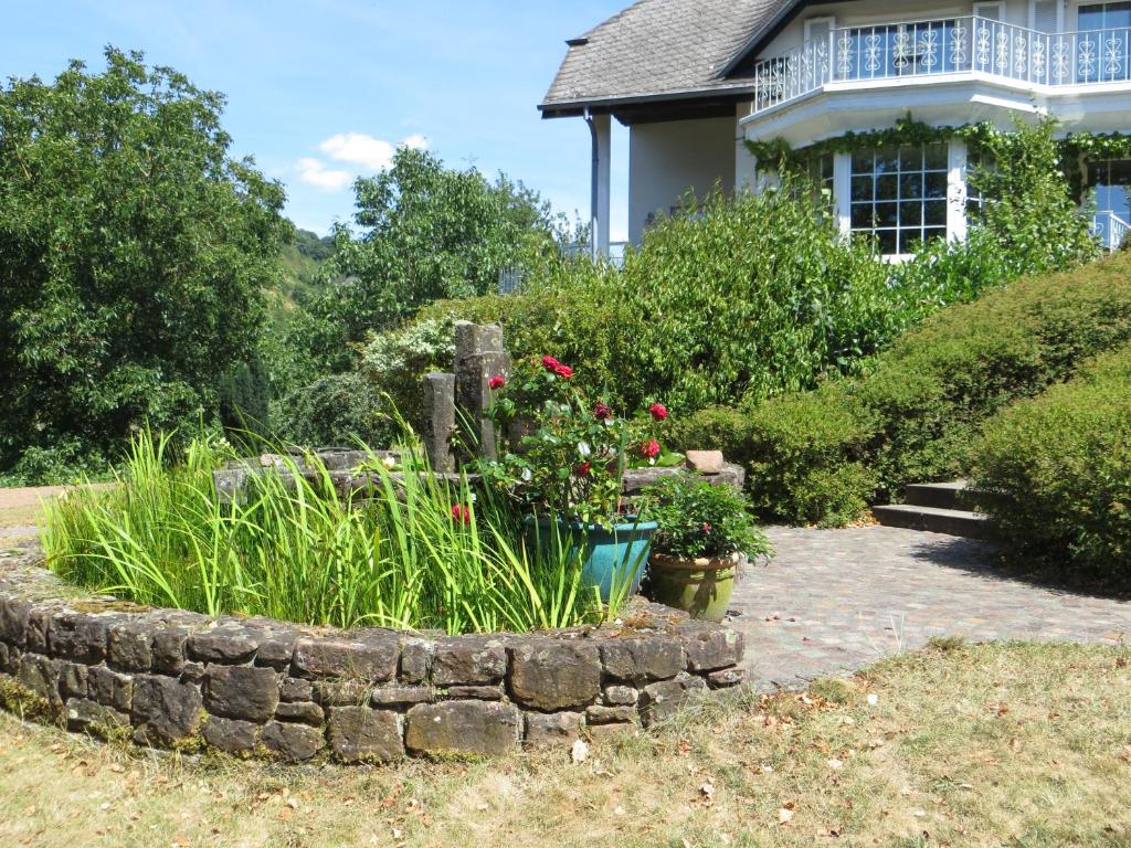 a stone retaining garden in front of a house at Zur Gartenlaube in Bullay