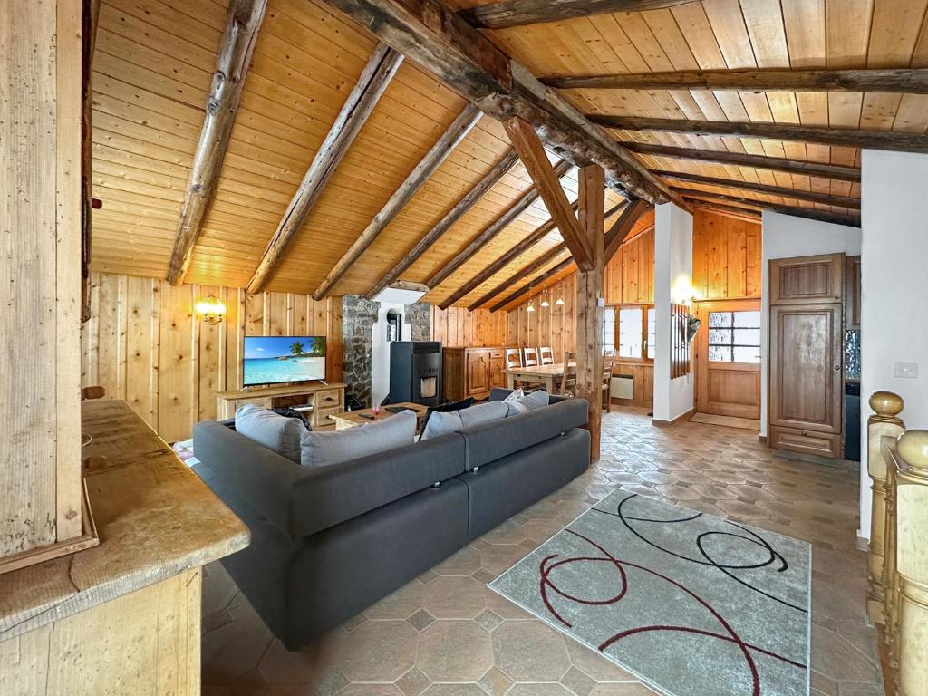 TV a/nebo společenská místnost v ubytování Chalet le Basset - Keys to Paradise in the Alps