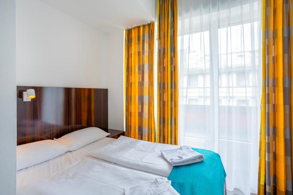Postel nebo postele na pokoji v ubytování Jaeger´s Munich (Hotel/Hostel)