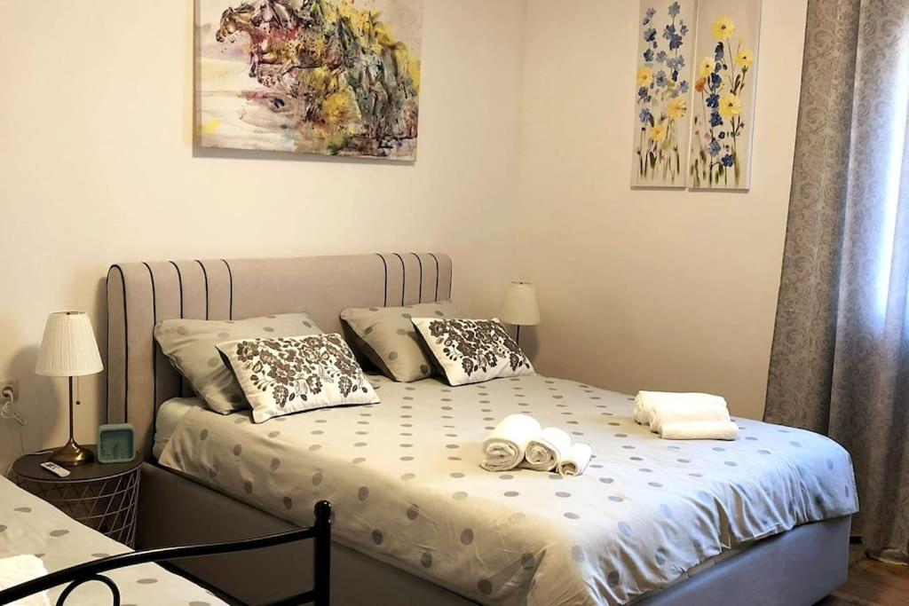 een slaapkamer met een bed met twee handdoeken erop bij Lijepo uređen stan u centru grada in Knin
