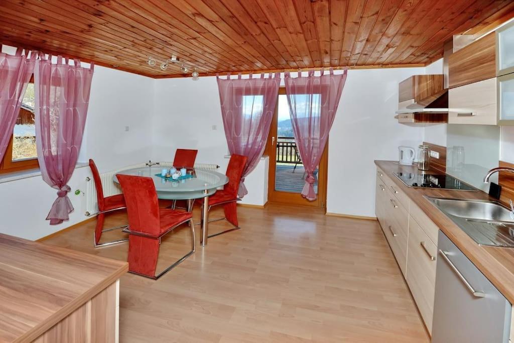 A kitchen or kitchenette at Ferienwohnung Karawankenblick