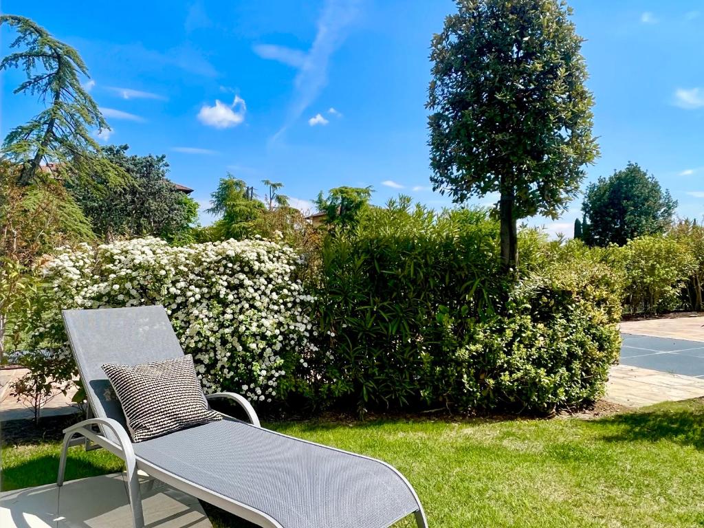 A garden outside PAGANINI suites and apartments