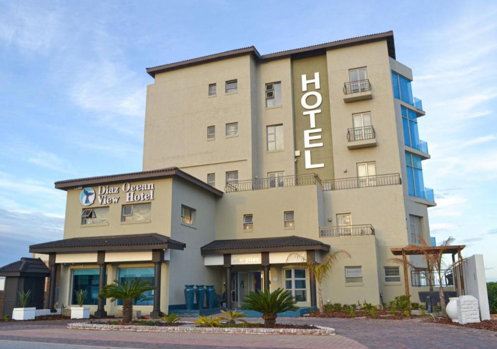 een groot gebouw met een hotelbord erop bij Diaz Ocean View Hotel in Mosselbaai