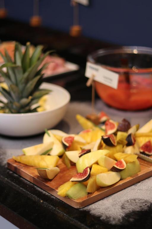 a cutting board filled with cut up fruit on a table at L'Eautel Toulon Centre Port in Toulon