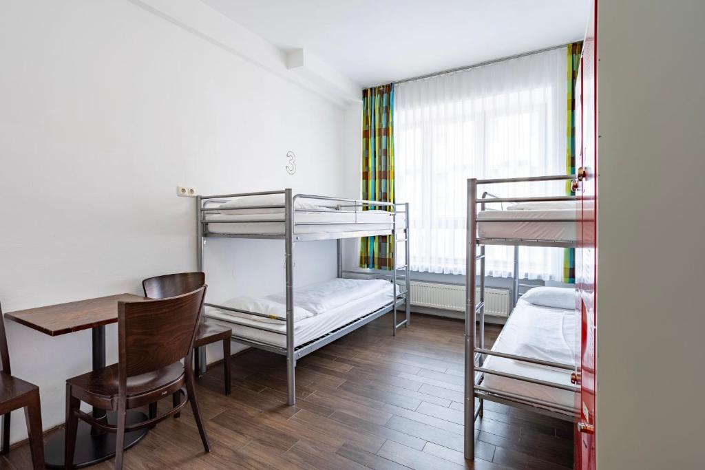 Postel nebo postele na pokoji v ubytování Jaeger´s Munich (Hotel/Hostel)