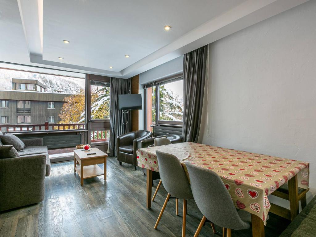 a living room with a table and chairs and a couch at Appartement Val-d'Isère, 2 pièces, 4 personnes - FR-1-694-262 in Val-d'Isère