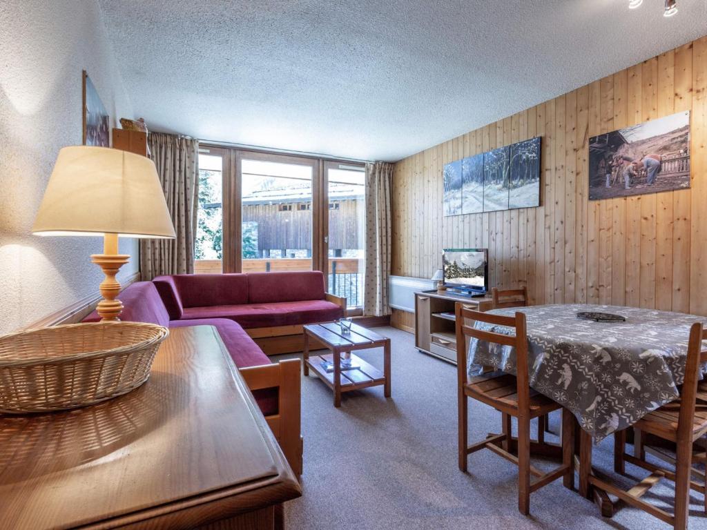 un salon avec un canapé et une table dans l'établissement Appartement 2 pièces avec parking, proche des pistes et du centre à Val-d'Isère - FR-1-694-284, à Val dʼIsère