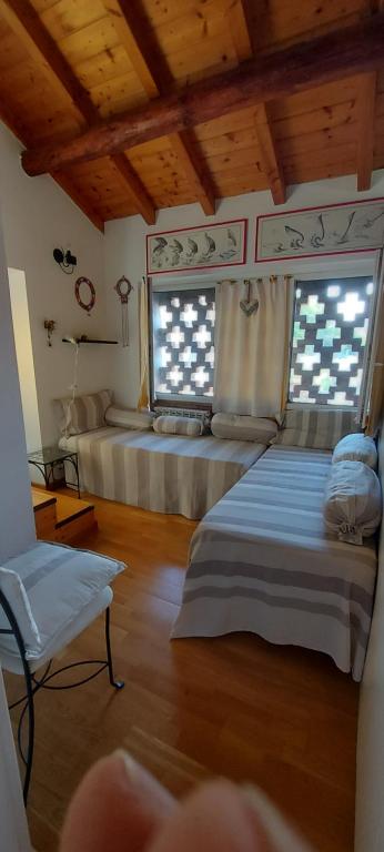 1 dormitorio con 1 cama y 1 silla en una habitación en Il nido di Agnese, en Garda