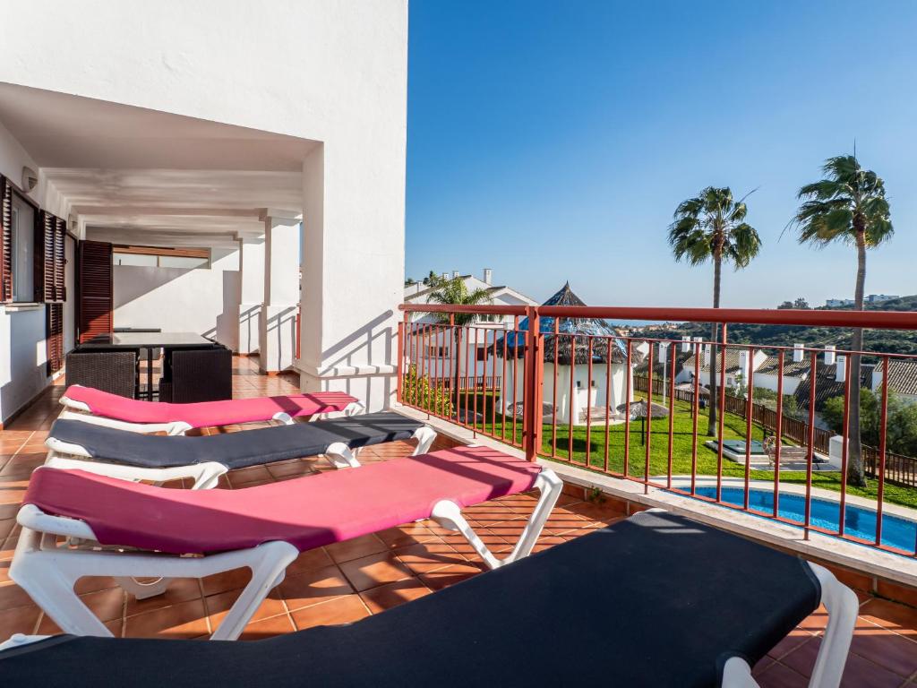 マニルバにある2174-Huge 3 bedrooms with terrace and poolのプール付きのバルコニーにラウンジチェアが備わります。