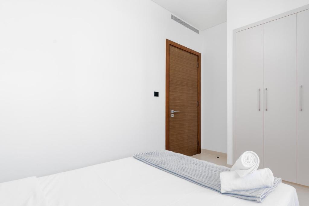 Postel nebo postele na pokoji v ubytování White Sage - Elegant Apartment With Unobstructed City Views