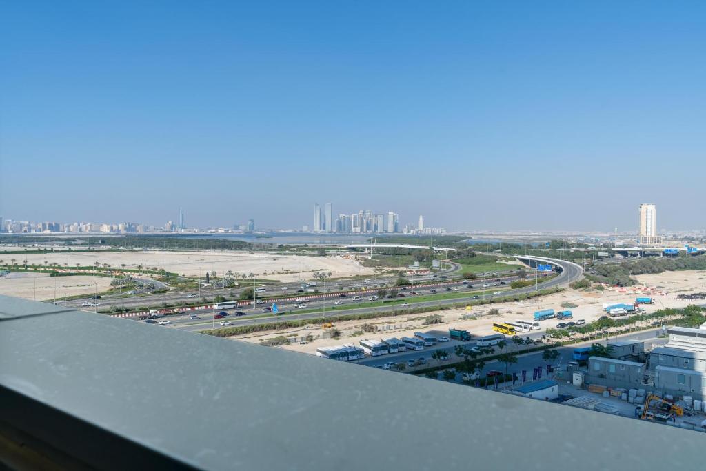 Nespecifikovaný výhled na destinaci Dubaj nebo výhled na město při pohledu z apartmánu