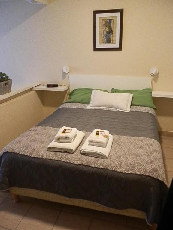 un letto con due asciugamani sopra di Excelente monoambiente completo, funcional y muy cómodo - Zona "Aldrey" a Mar del Plata