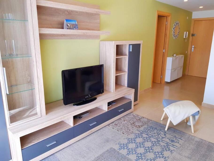Televízia a/alebo spoločenská miestnosť v ubytovaní Maravilloso piso con piscina a 200m de la playa