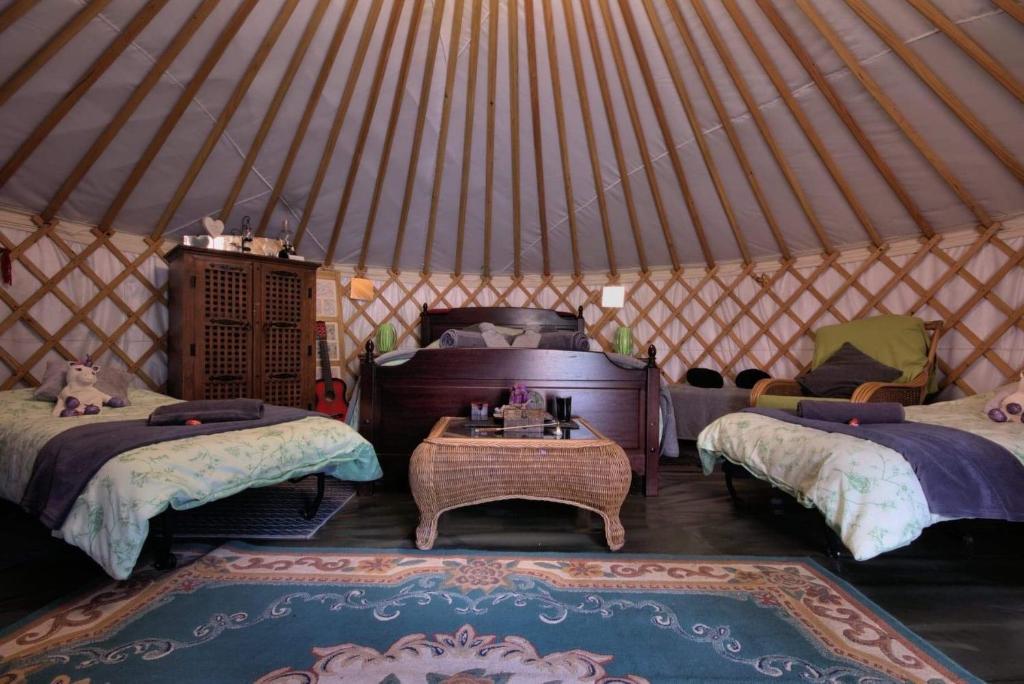 Postel nebo postele na pokoji v ubytování Magical Forest yurt
