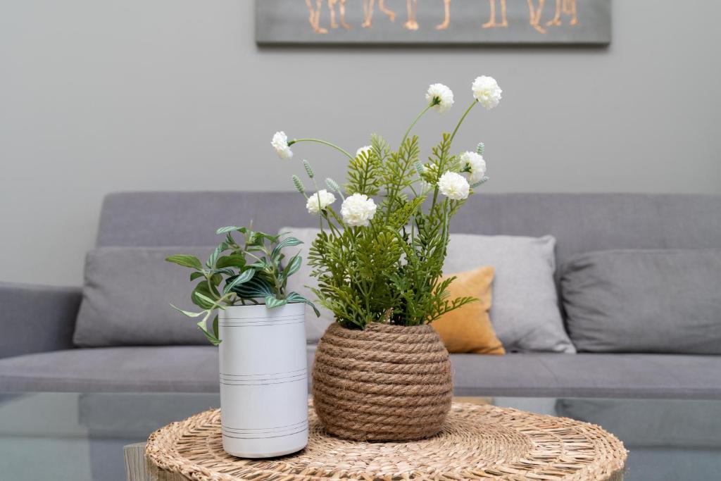 Posezení v ubytování White Sage - Elegant Apartment With Unobstructed City Views