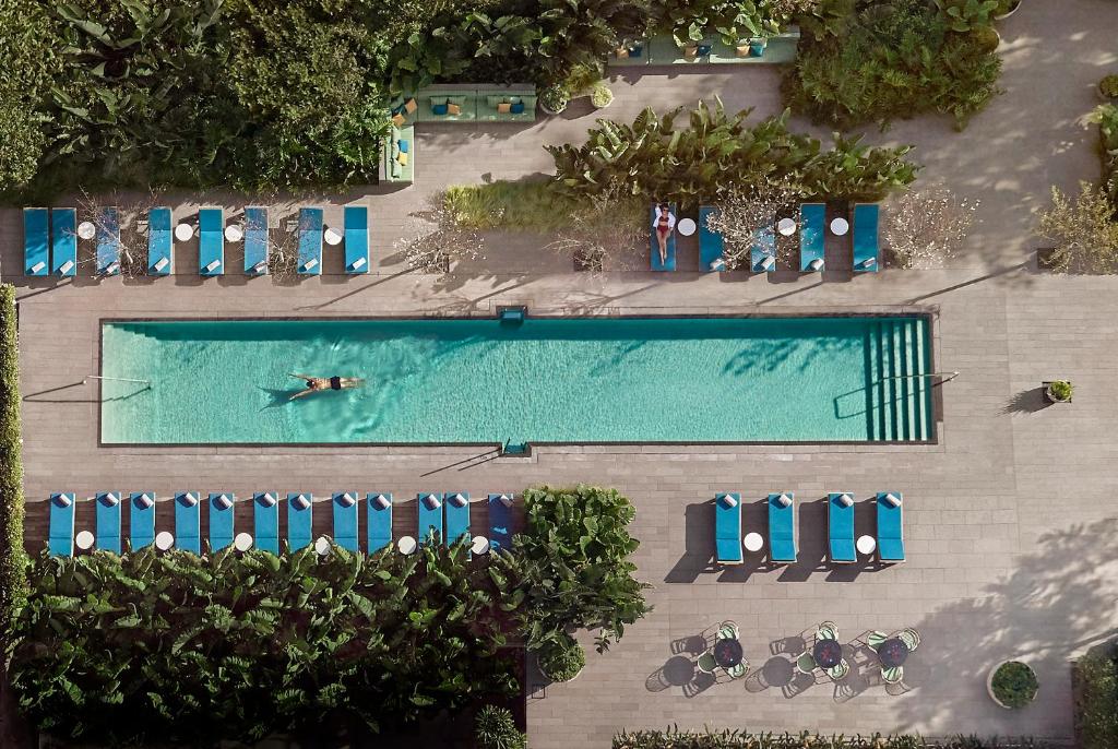 una vista aérea de una piscina con una persona nadando en Grand Hyatt Barcelona, en Barcelona