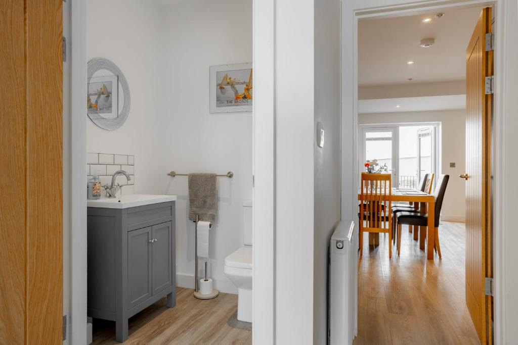 Large Modern Scenic 4 Bedroom Townhouse 3