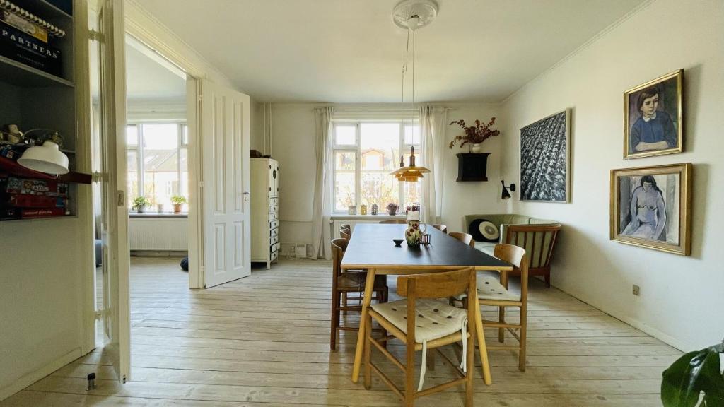 uma cozinha e sala de jantar com mesa e cadeiras em ApartmentInCopenhagen Apartment 1534 em Copenhague