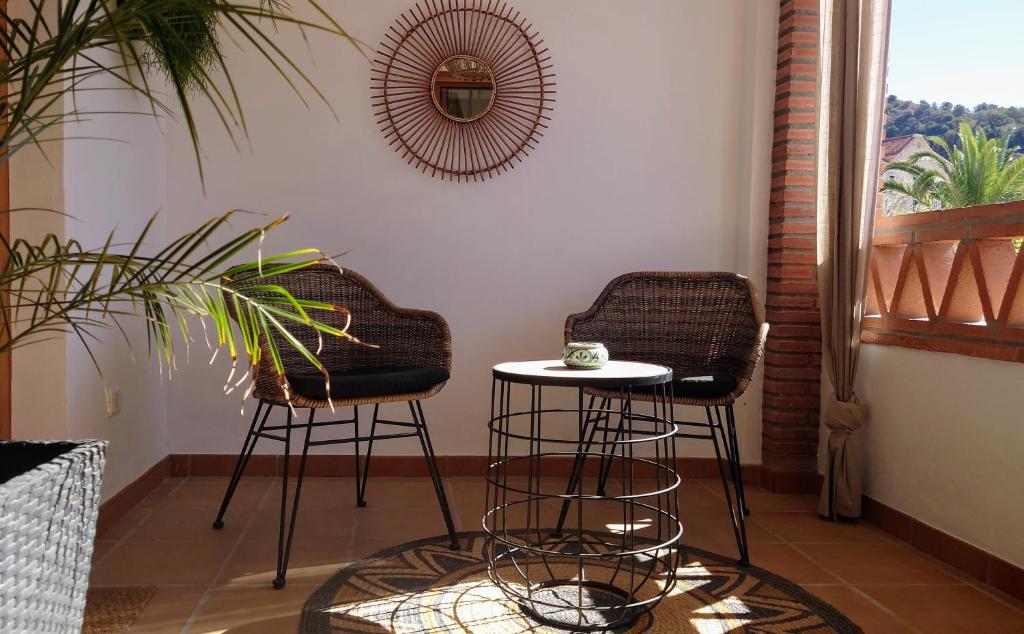 Habitación con 2 taburetes y mesa en Carmen Apartamento Susanne, en Frigiliana