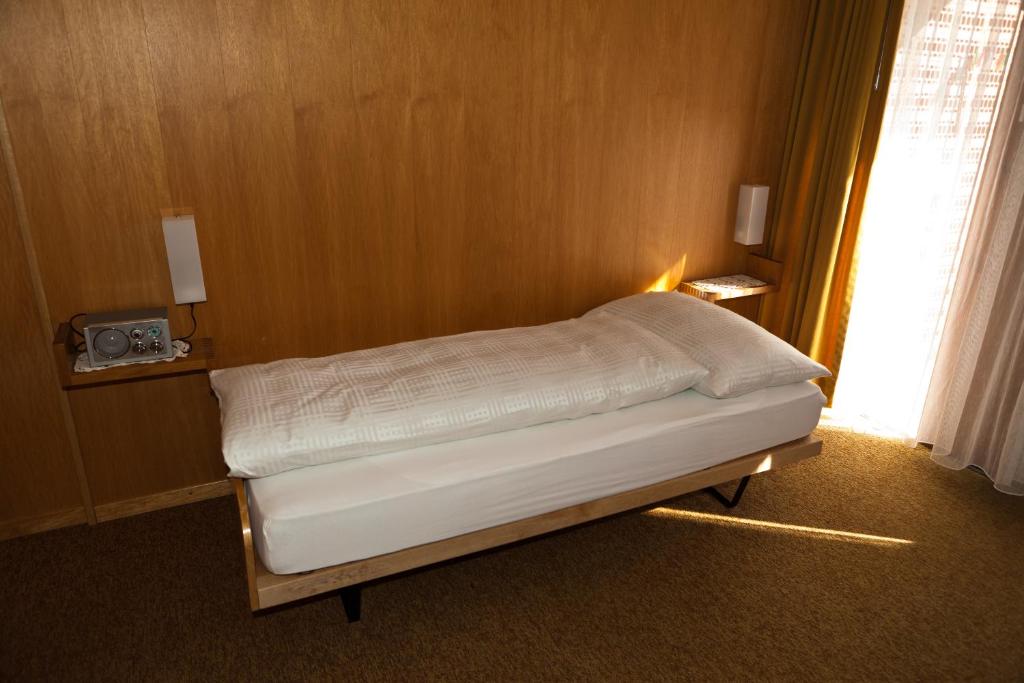 Postel nebo postele na pokoji v ubytování Hotel Garni Simplon