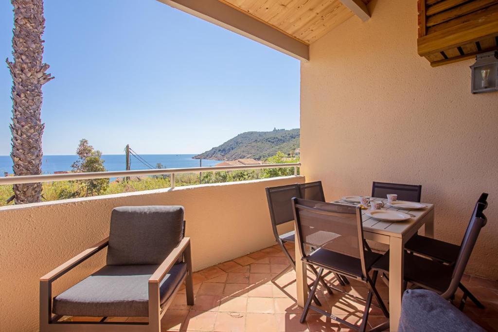 un balcon avec une table et des chaises et une vue sur l'océan dans l'établissement Appt Ramatuelle - Plage Pampelonne, à Ramatuelle