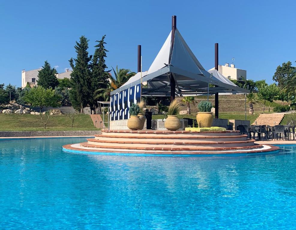 una piscina con una tienda encima en VILLAGE CLUB 27, en Nea Fokea