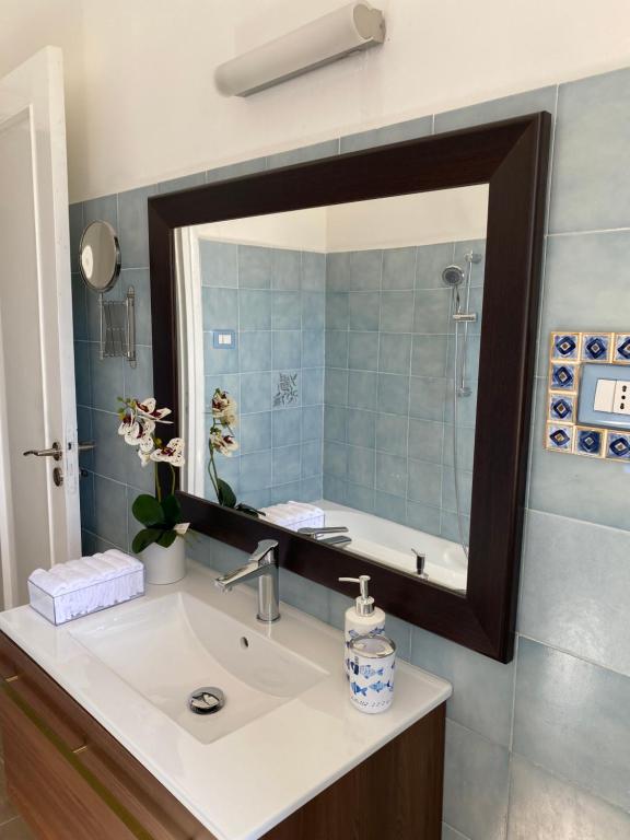 bagno con lavandino e specchio di Casa Graziusa a Palermo