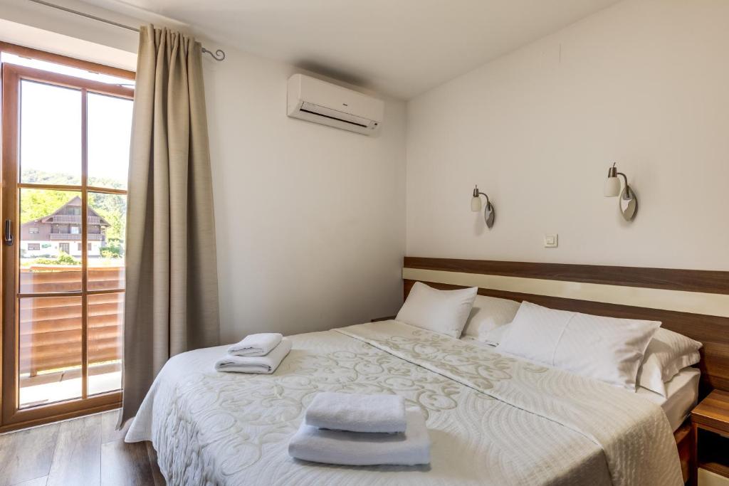 Posteľ alebo postele v izbe v ubytovaní Golden Lakes Rooms