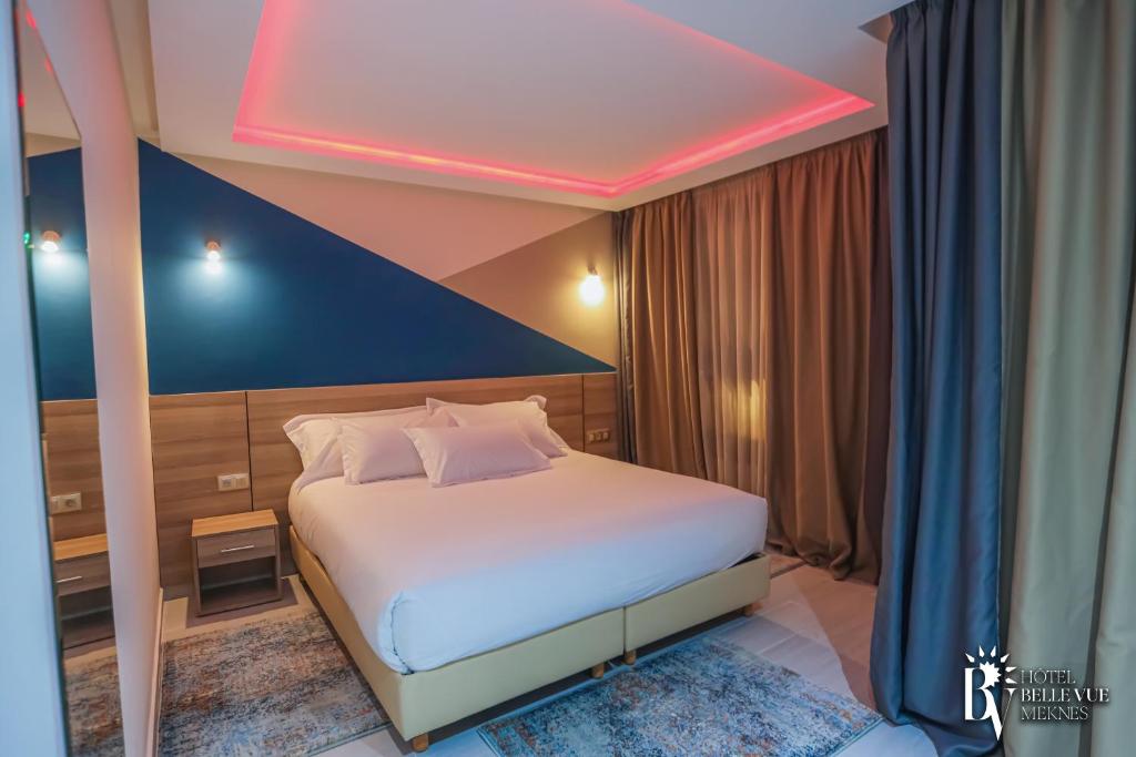 Postel nebo postele na pokoji v ubytování HOTEL BELLE VUE MEKNES