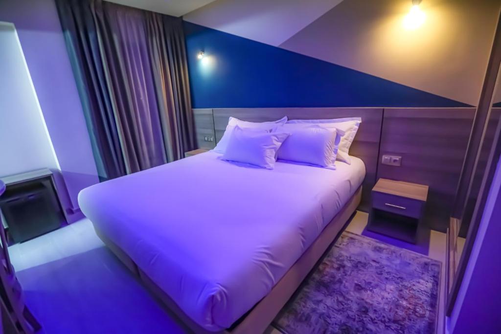 Postel nebo postele na pokoji v ubytování HOTEL BELLE VUE MEKNES