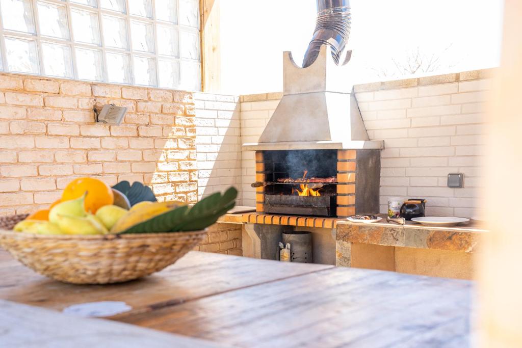 miskę owoców na stole z kominkiem w obiekcie Apartamento Jibazahora B1 w mieście Zahora