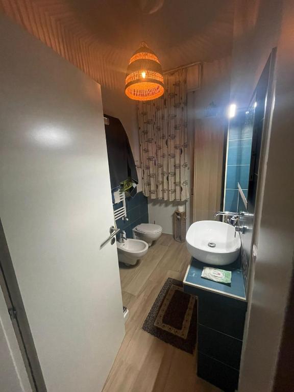A bathroom at Tramway Easy Private Rooms - Casa all'Italiana