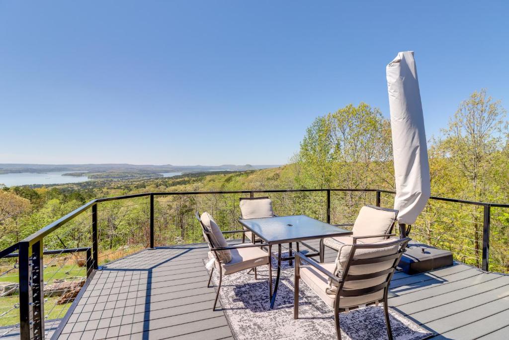 una terraza con mesa, sillas y sombrilla en Charming Edgemont Home with Deck and Lake Views!, en Fairfield Bay