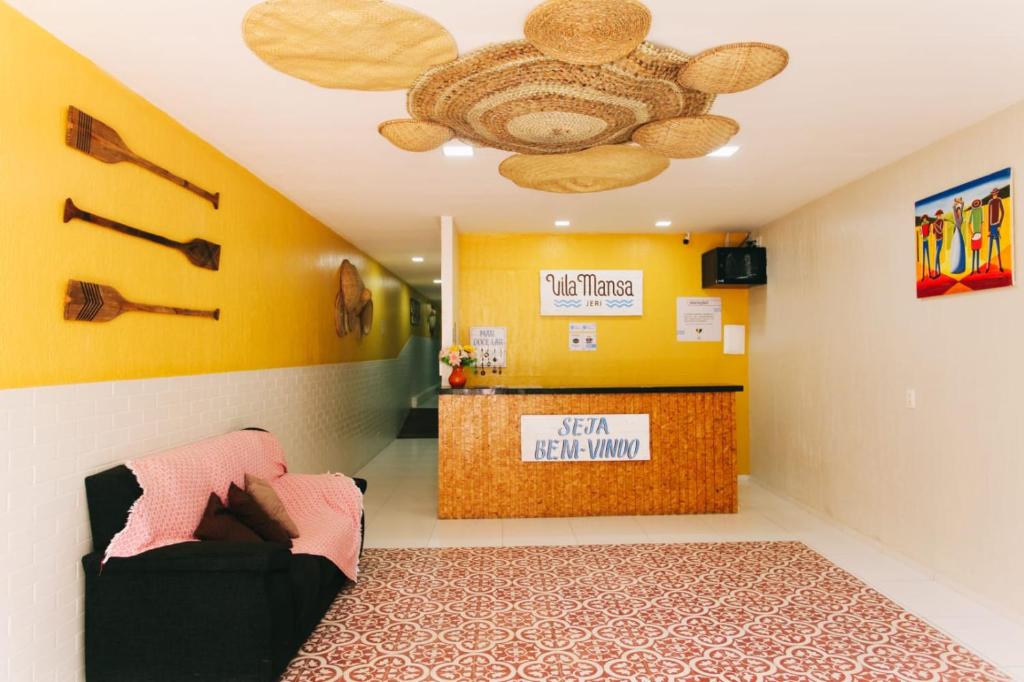 une salle d'attente avec un ours en peluche au plafond dans l'établissement Pousada Vila Mansa Jeri, à Jericoacoara