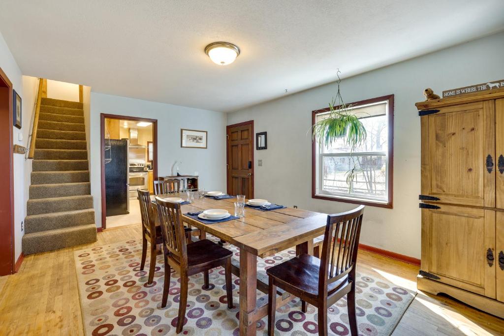 une salle à manger avec une table et des chaises en bois dans l'établissement Pet-Friendly Boise Getaway 2 Mi to Downtown!, à Boise