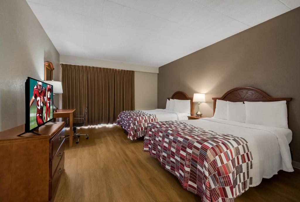 Postel nebo postele na pokoji v ubytování Red Roof Inn and Suites Newark - University