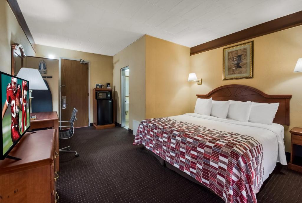 Postel nebo postele na pokoji v ubytování Red Roof Inn and Suites Newark - University
